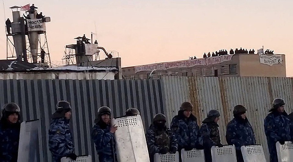 К стенам колонии прибыл отряд спецназа.