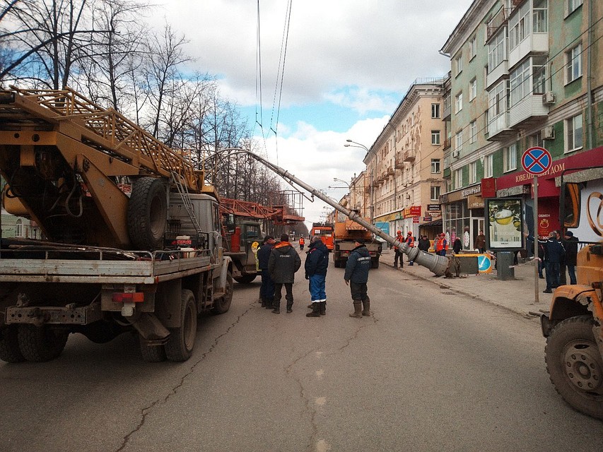 Сотрудники аварийных служб несколько часов разбирали столб