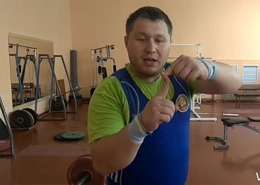 В видеоблоге Андрей Арямнов рассказывает о премудростях тяжелой атлетики и своей жизни. Фото: стоп-кадр YouTube