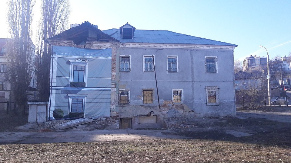 У Адмиралтейской площади рисуют не хуже, чем на площади Ленина.