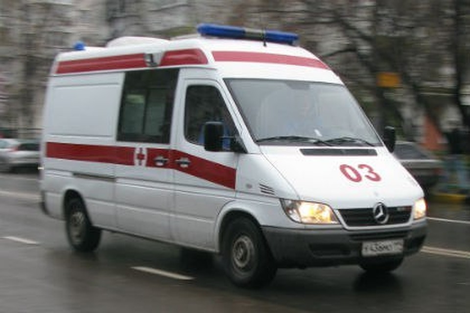 Бригада "скорой" в сопровождении знакомого доставила в больницу молодого парня, который повредил руку, когда двигал дома мебель