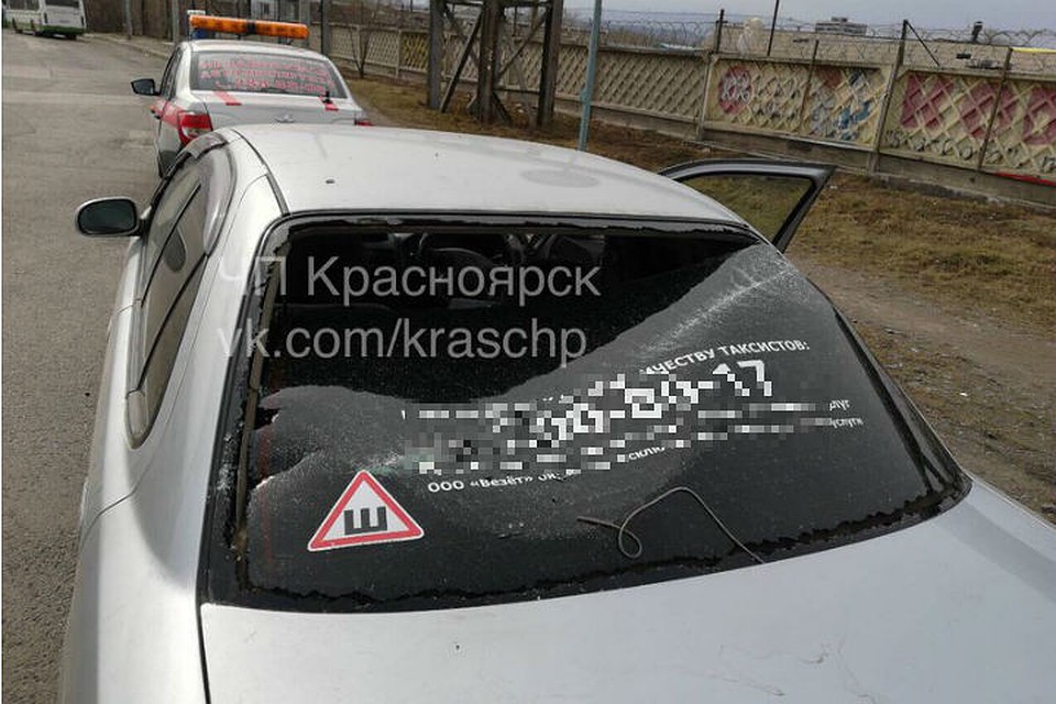 Сорванный сильным ветром щит повредил три авто в Красноярске. Фото: ЧП - Красноярск.