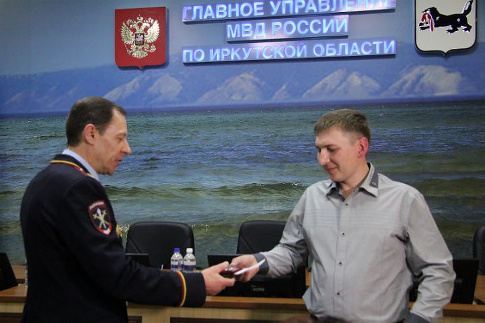 Полицейские вручили медаль иркутянину, который дважды задержал преступников. Фото: ГУ МВД России по Иркутской области.