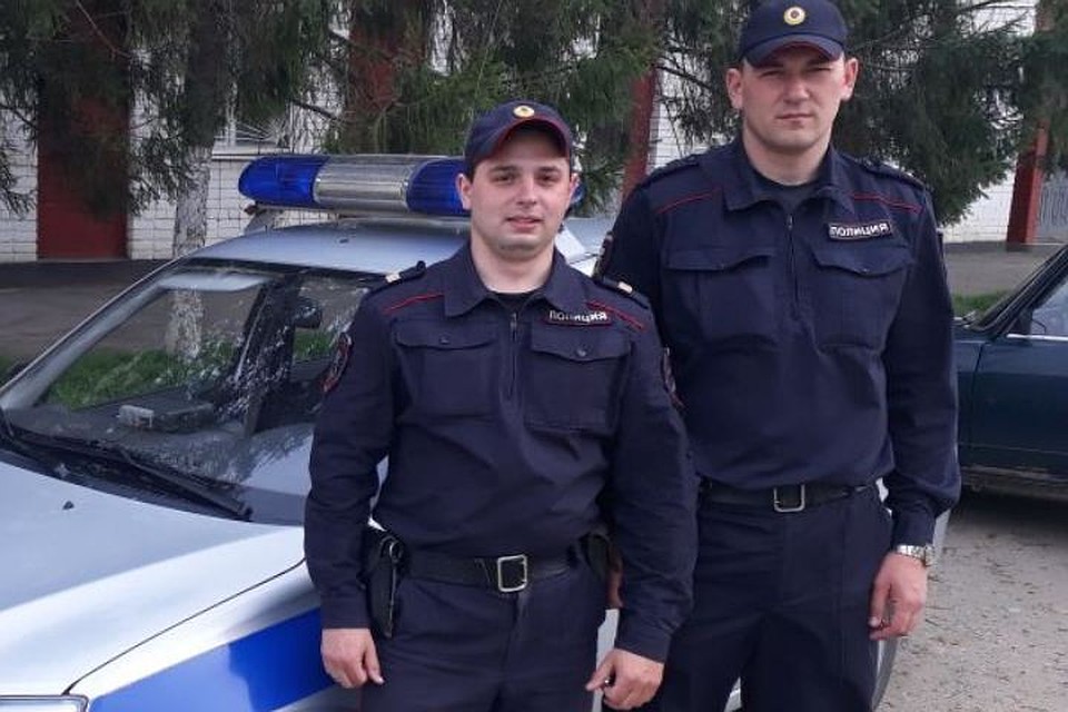 Пока один из них вызвал на место сотрудников экстренной службы, другой начал проверять, нет ли в доме жильцов.