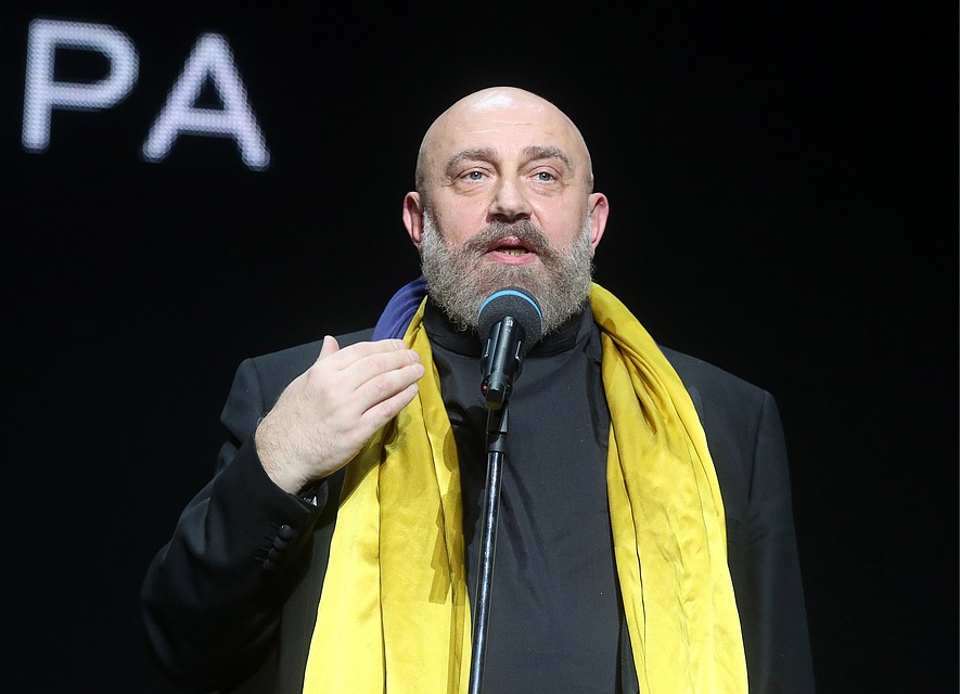 Поскольку Серебренников находится под домашним арестом, за него премию получил продюсер спектакля Павел Каплевич. Фото: Вячеслав Прокофьев/ТАСС
