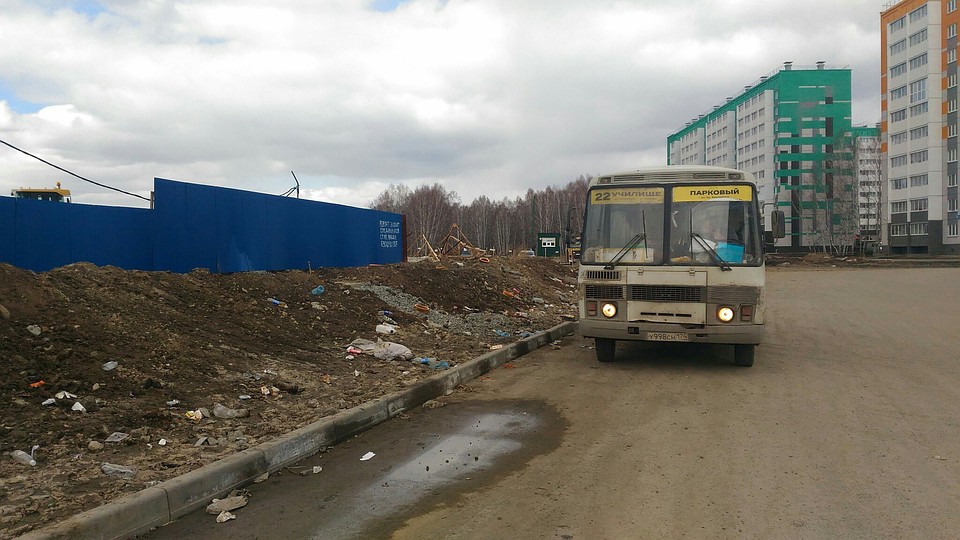 Конечная остановка в новом микрорайоне Челябинска похожа на помойку. Фото: Группа VK "Парковый Челябинск".