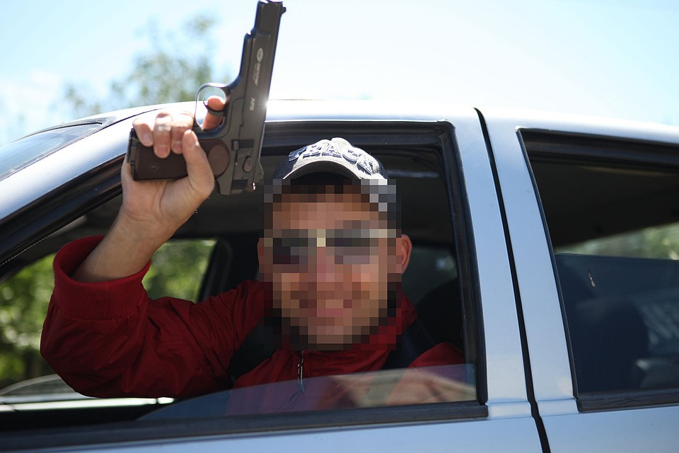 У мужчин изъяли 2 автомата, и три пистолета, при чём один из них - автоматический
