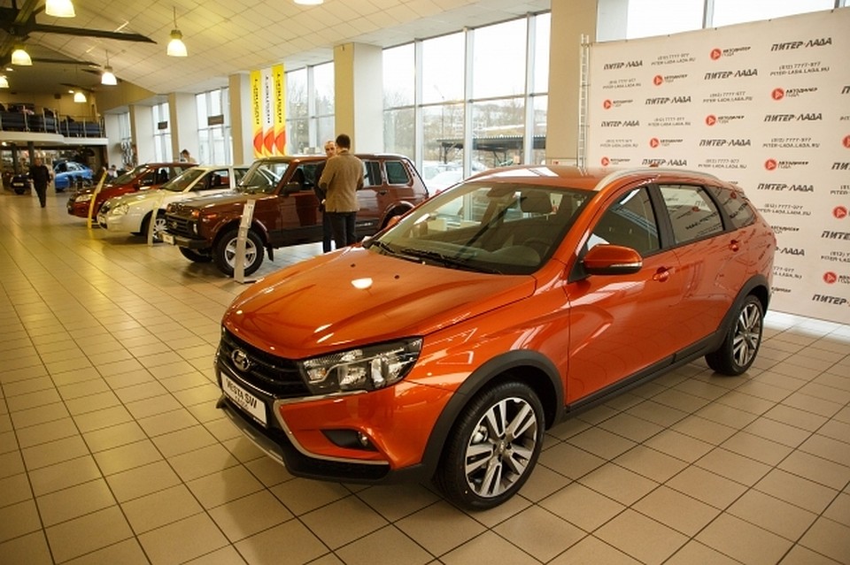 Продавцы авто накручивают цену за счет не нужного оборудования и услуг.
