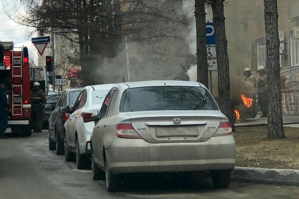 Автомобиль загорелся в считанных метрах от крыльца здания суда