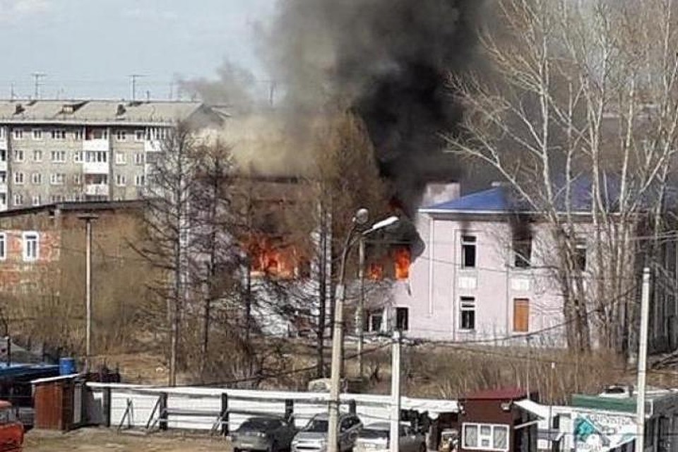 Заброшенное здание горит на улице Муравьева в Иркутске. Фото: dtp_irk в соцсети Instagram