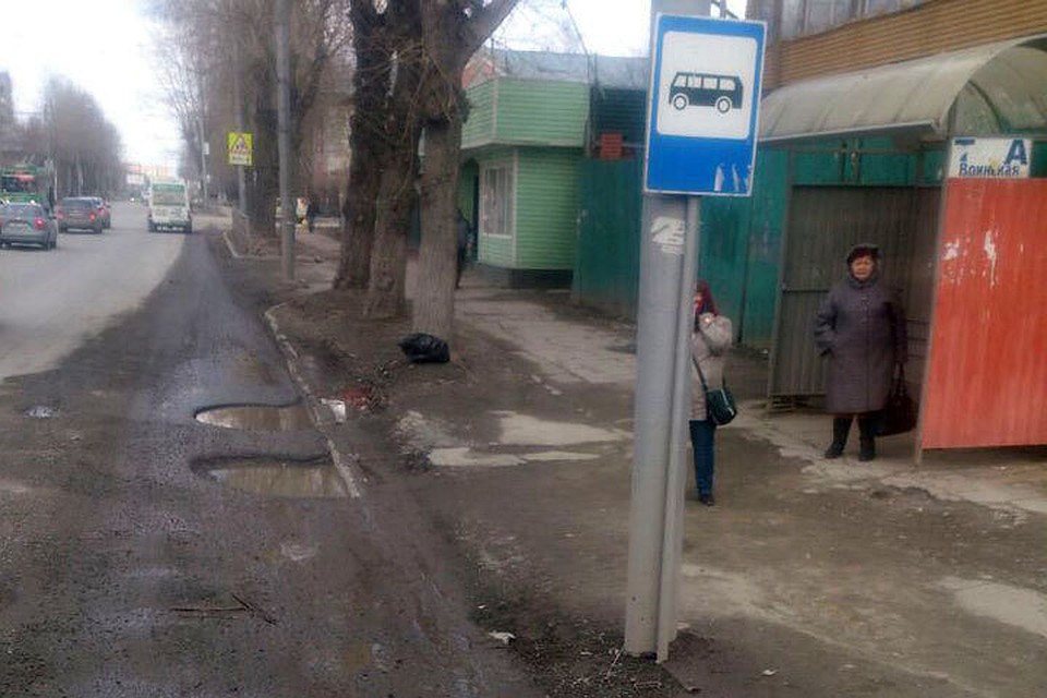 Многочисленные дорожные ямы находятся на остановке «Воинская» в Новосибирске