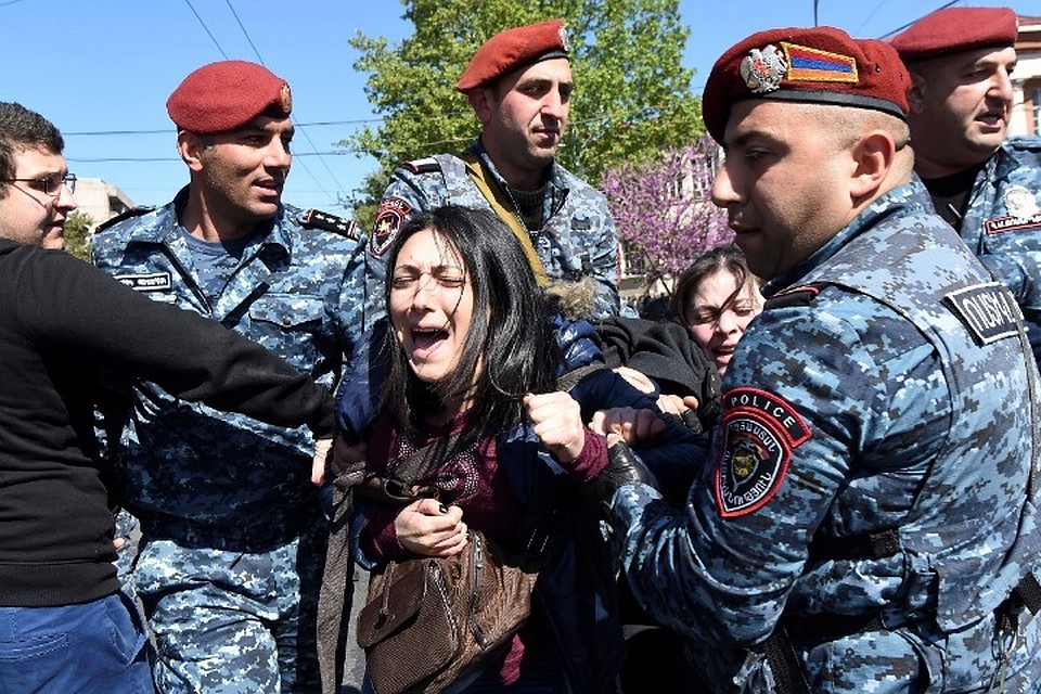 Оппозиционеры продолжают акцию протеста у парламента Армении