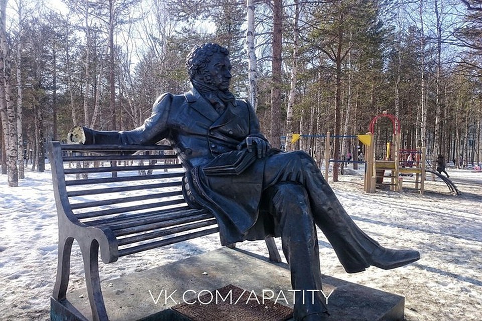 В Мурманской области знаменитый апатитский памятник лишился руки. Видно, что внутри монумент совершенно полый, а "рана" залита герметиком. Фото: vk.com/apatity