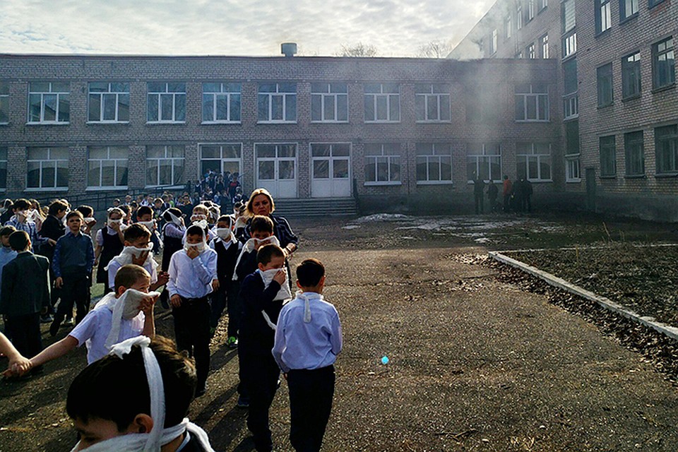 7-летний ученик школы № 1 города Стерлитамака в Башкирии напал на своих одноклассников. После чего поджег класс