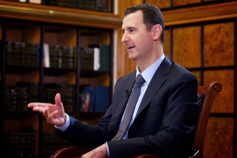 Президент Сирии Башар Асад получил Большой крест ордена Почетного легиона во время визита в Париж в 2001 году