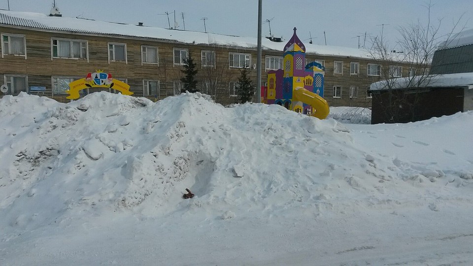 Жители Салехарда возмущены горами снега в некоторых дворах. Фото группы "Подслушано в Салехарде" vk.com