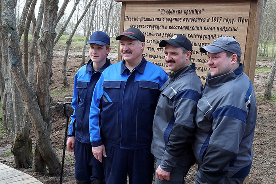 Президент у криницы, которую облагородил его дед Трофим. Рядом с ним - сыновья. Фото: president.gov.by