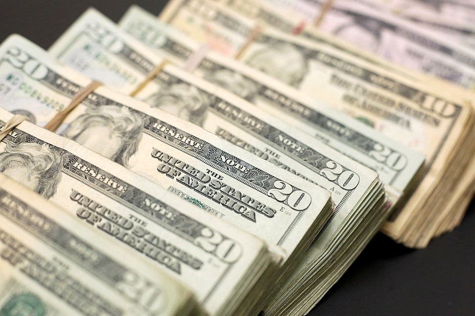 Курс доллара опустился до 61,65 рубля
