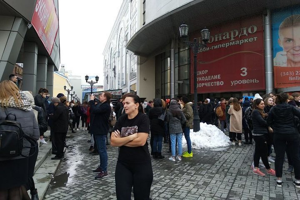 Сотни людей вышли на улицу. Фото: сообщество "Типичный Екатеринбург" в социальной сети vk.com