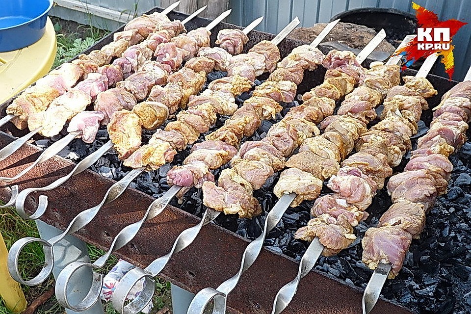 Роспотребнадзор рассказал, как правильно выбрать мясо для майского шашлыка