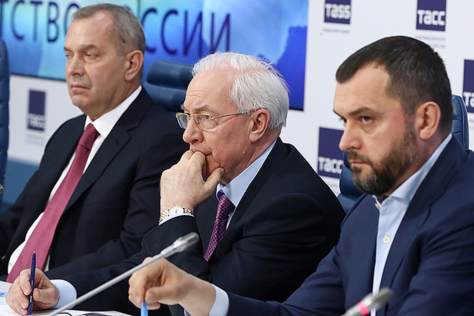Бывший глава Администрации президента Украины Андрей Клюев, бывший премьер-министр Украины Николай Азаров и бывший министр МВД Украины Виталий Захарченко. Фото: Станислав Красильников/ТАСС