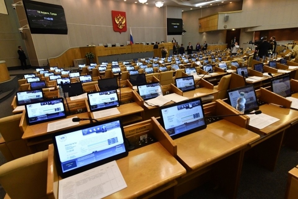 В Госдуме предложили приравнять зарплату депутатов к средней по стране