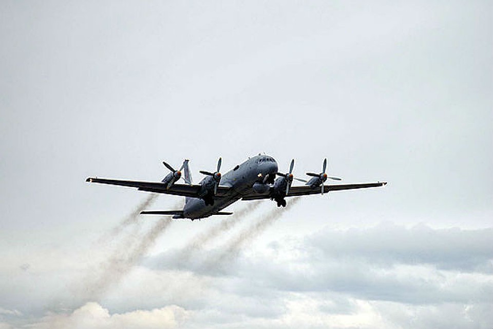 Самолет Ил-38 готовится к аварийной посадке в подмосковном аэропорте Жуковский.