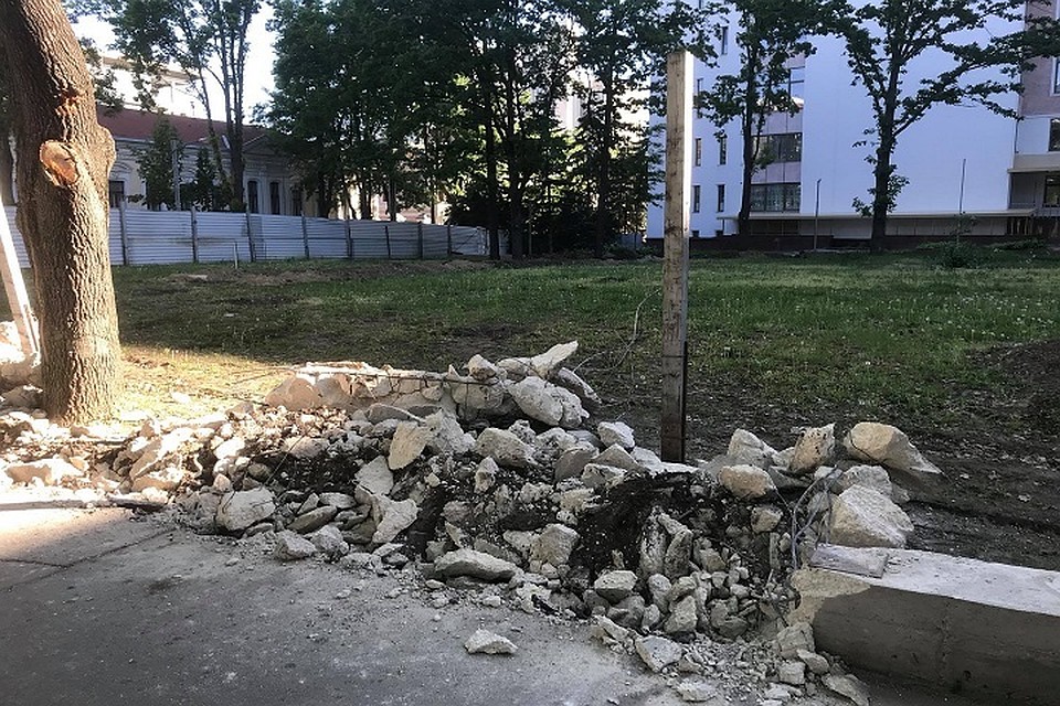 Это то, что осталось от забора.