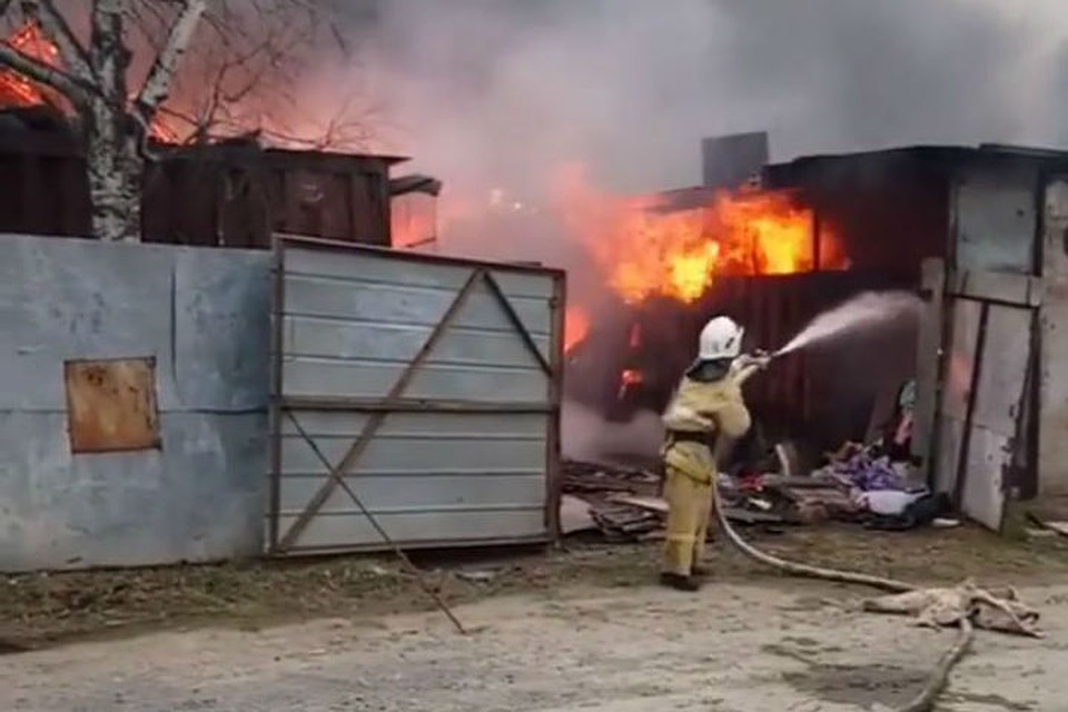 В Хабаровске одновременно вспыхнули 5 жилых домов и хозпостройки