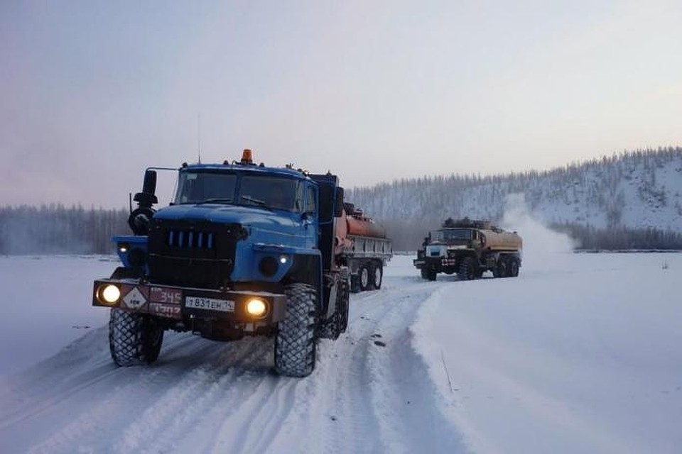 Автозимники остаются важной артерией транспортного сообщения с отдаленными поселениями.