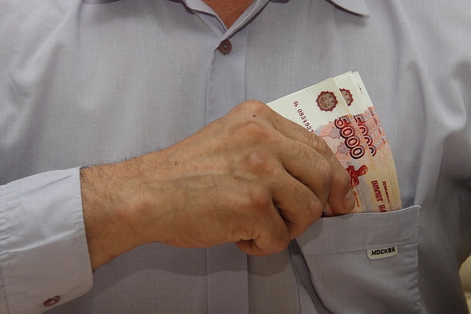 Деньги полицейский не взял и сообщил куда следует.