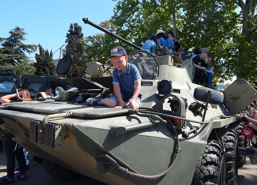 Школьники с восторгом рассматривали военную технику.