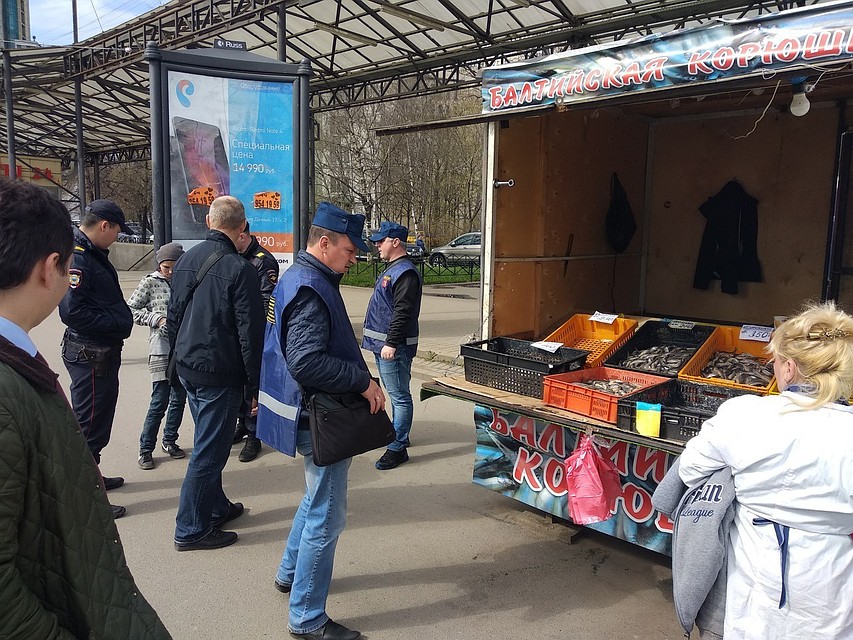 У торговцев свежей рыбкой нет даже холодильников Фото: Денис Четырбок
