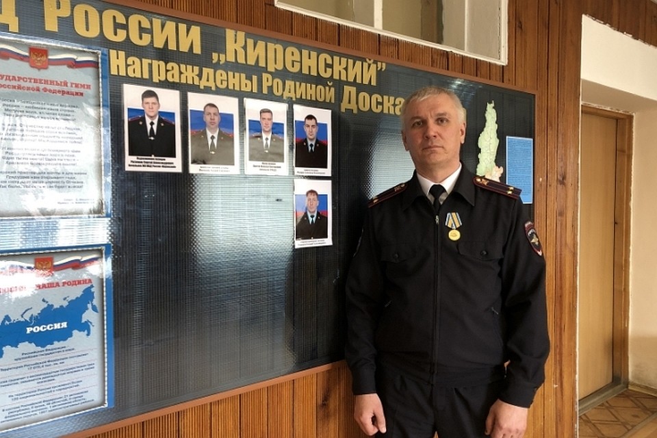 Полицейского из Киренска наградили медалью за спасение мужчины, замерзающего в ледяной реке. Фото: пресс-служба ГУ МВД по Иркутской области