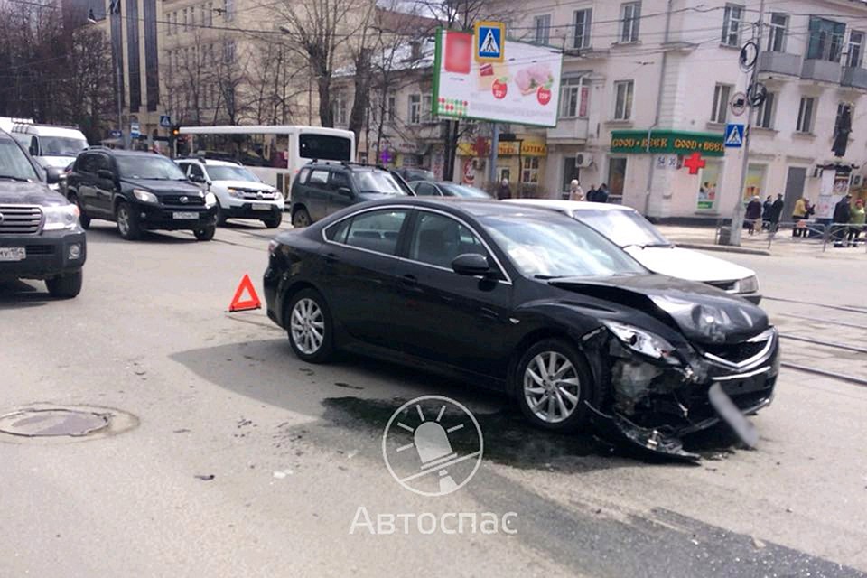Автомобили столкнулись на пересечении улиц Богдана Хмельницкого и 25 лет Октября. Фото со страницы vk.com/avtospasrus