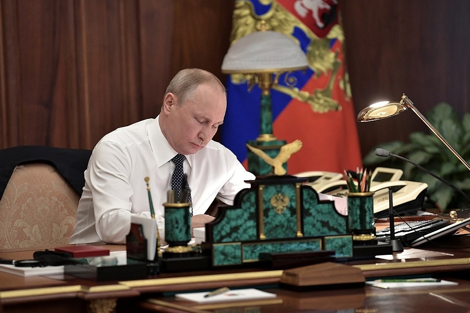 Президент РФ Владимир Путин в своем рабочем кабинете перед инаугурацией