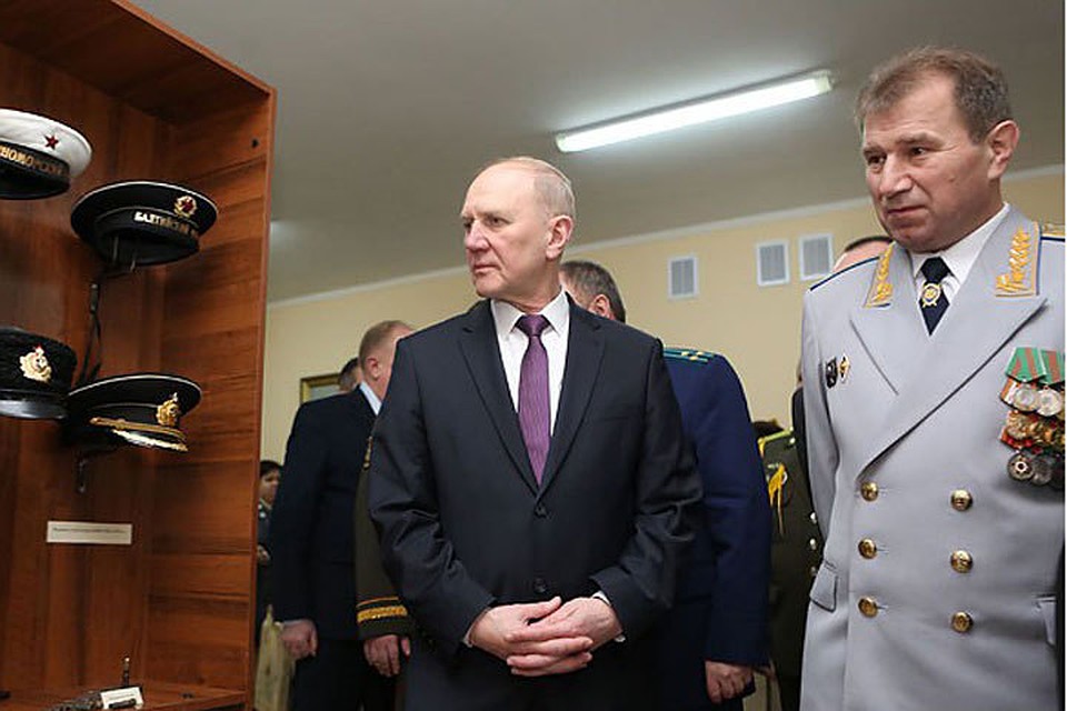Председатель Гродненского облисполкома Владимир Кравцов (слева) Иосиф Леонко (справа). Фото: belta.by.