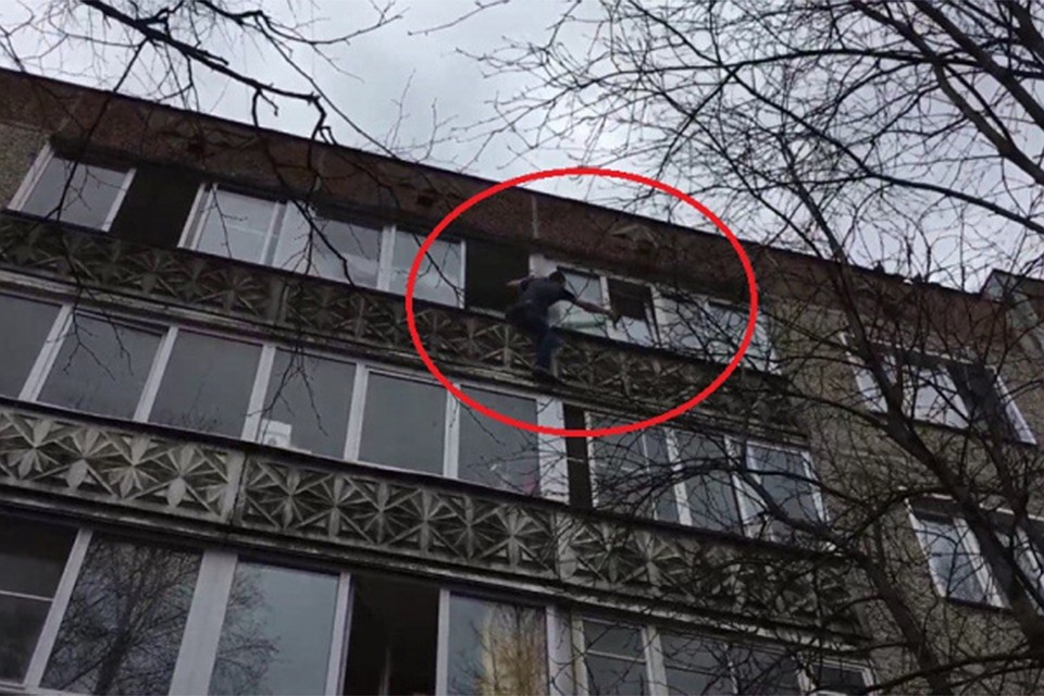 Чтобы спасти котенка, кировчанин рисковал жизнью на высоте 5 этажа. Фото: progorod43.ru