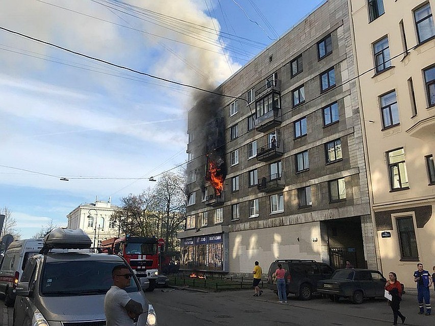 Пострадали квартиры на трех этажах. Фото: ДТП и ЧП СПб ВКонтакте