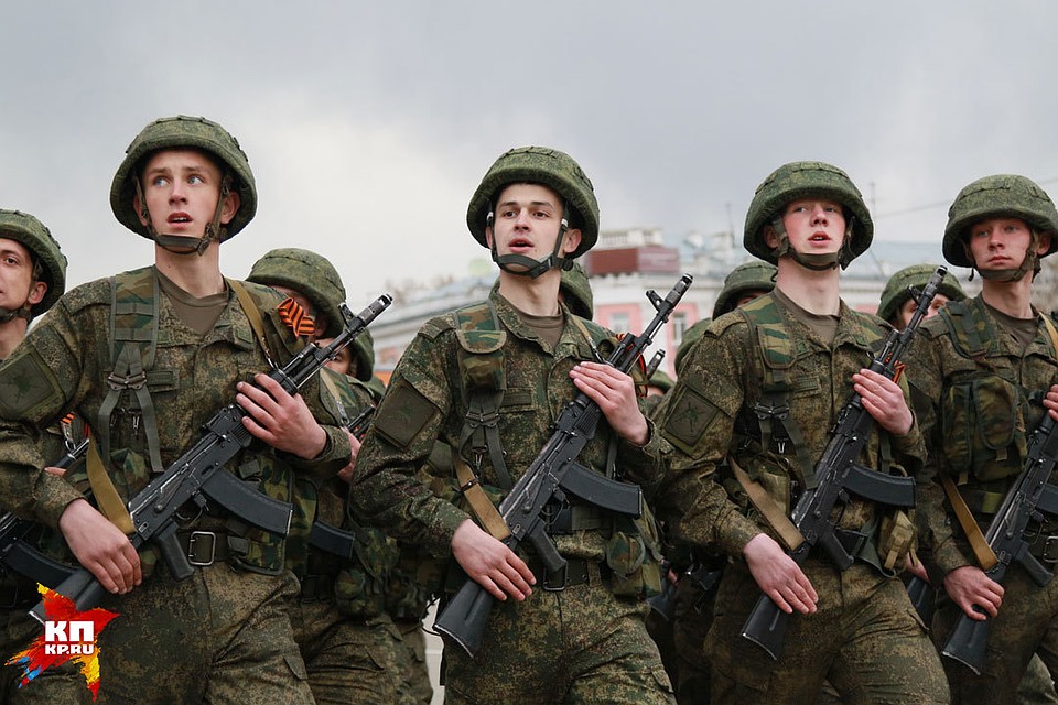 Репетиция Парада Победы прошла в Барнауле. Фото: Олег УКЛАДОВ