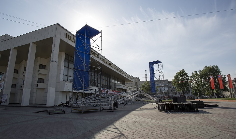 На площади Ленина монтируют сцену
