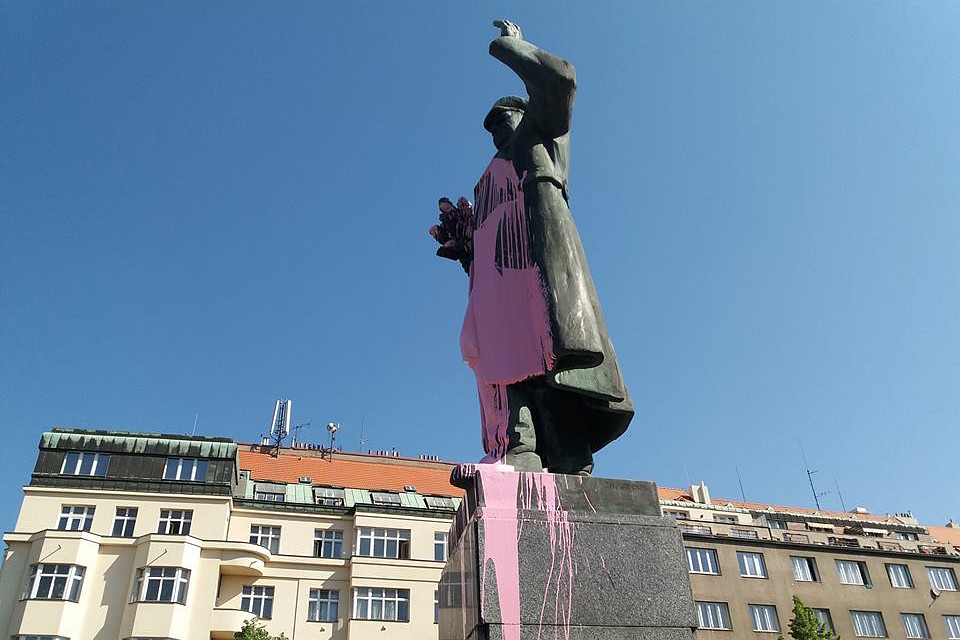 Памятник Коневу облили розовой краской. Фото: @Jan Lacina