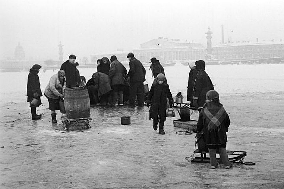 Память о блокадном времени до сих пор жива. Фото: пересъемка - Тимур ХАНОВ