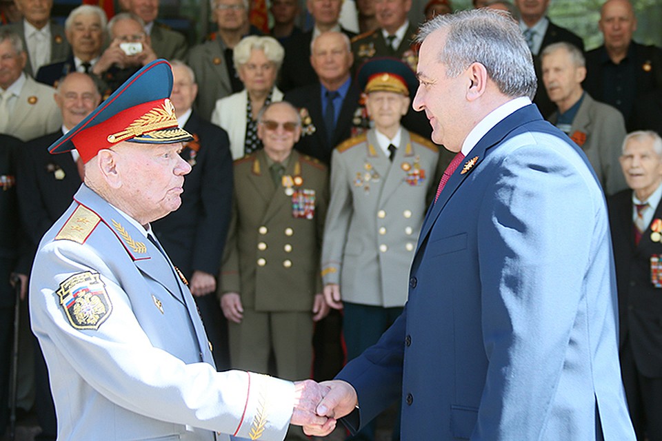 97-летний ветеран Великой Отечественной войны Дмитрий Михайлик и глава МЧС Владимир Пучков