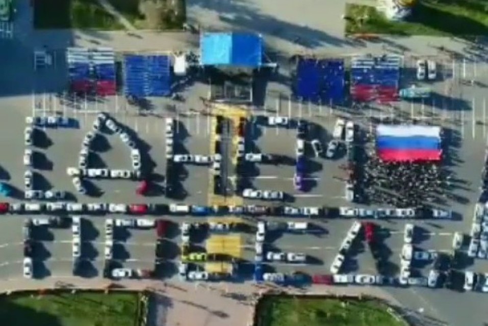 Автомобилисты поздравили иркутян с Днем Победы.