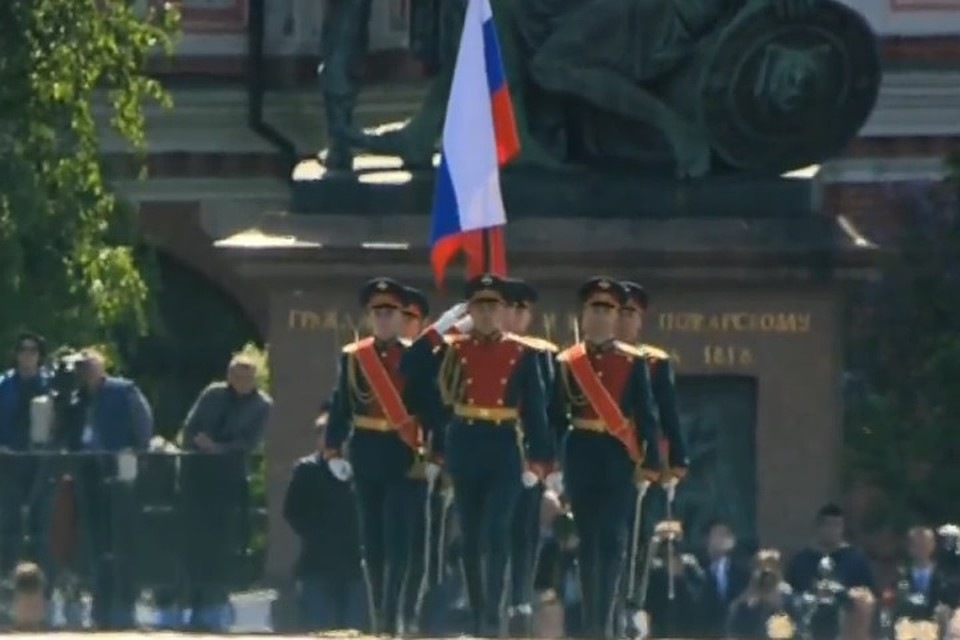 На главную площадь нашей страны внесли государственный флаг России и знамя Победы