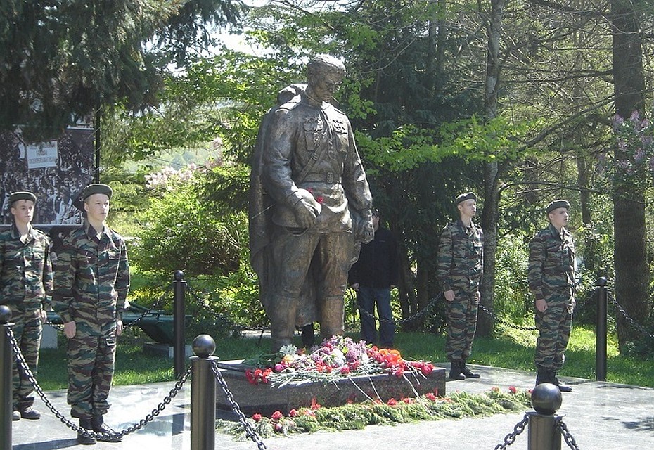 9 мая и 22 июня у памятника стоят вахту Памяти ребята из военно-патриотических клубов и ученики школы Фото автора и Виктора Клюшкина
