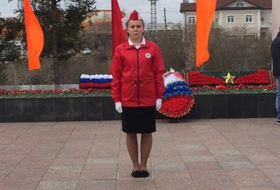 Девушка в составе почетного караула "Вахты Памяти"