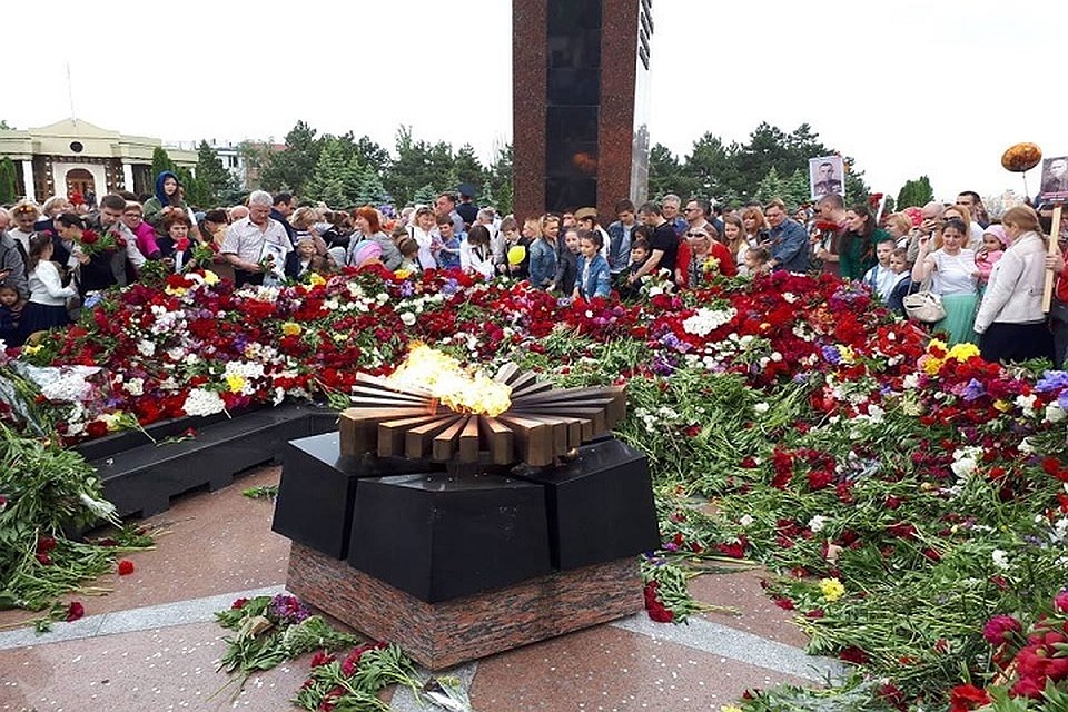 Горы цветов и сотни тысяч людей, пришедших отдать дань памяти...