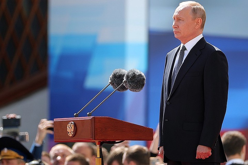 Президент России Владимир Путин во время представления личного состава президентского полка после церемонии инаугурации на Соборной площади Кремля. ФОТО Сергей Бобылев/ТАСС